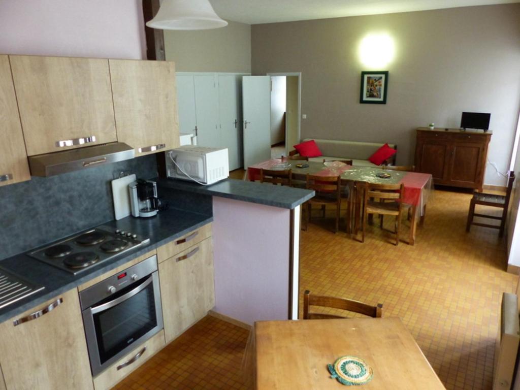 Una cocina o zona de cocina en Appartement Arfeuilles, 4 pièces, 6 personnes - FR-1-489-243