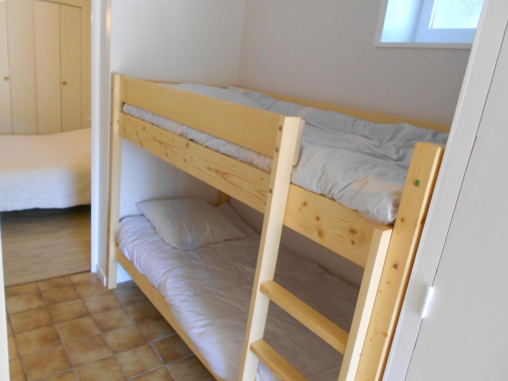 Etagenbett in einem kleinen Zimmer mit Etagenbett in einem Zimmer in der Unterkunft Lozère Aubrac Margeride Promo in Saint-Alban-sur-Limagnole