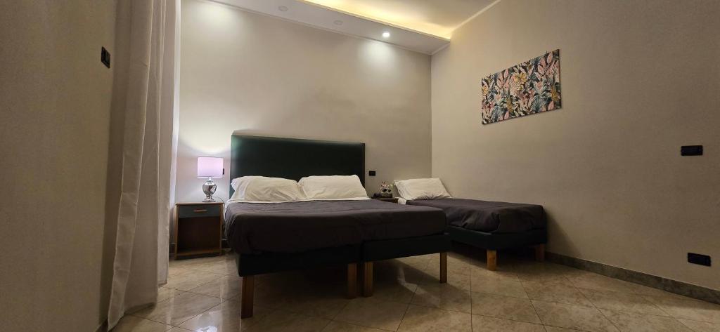 una camera con un letto e una sedia di Smart Station Hotel a Napoli