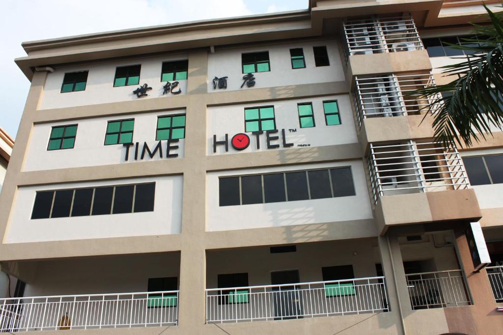 un edificio de hotel con la palabra hotel en él en Time Hotel, en Kuala Lumpur