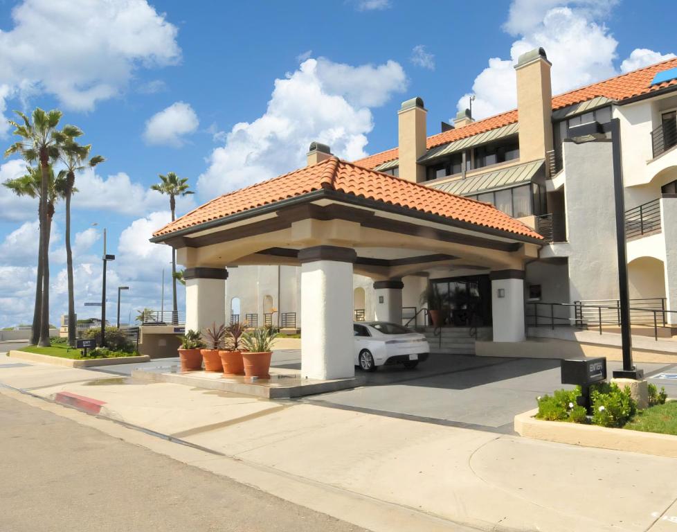 un edificio con un'auto parcheggiata di fronte di Huntington Beach Inn a Huntington Beach
