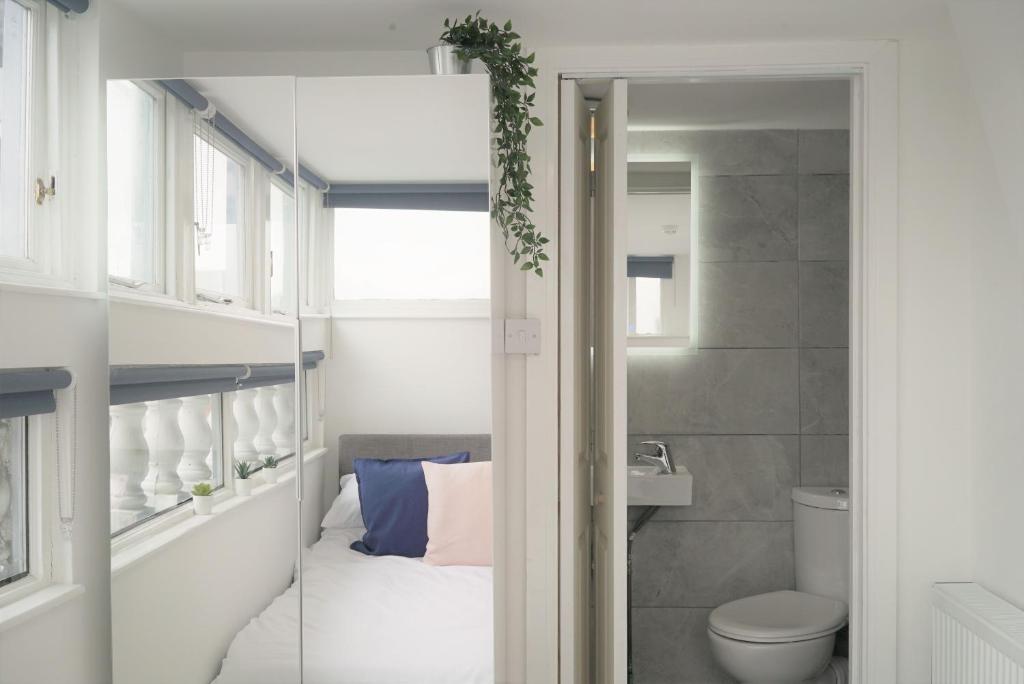 La salle de bains est pourvue de toilettes et d'un lavabo. dans l'établissement Modern flat & balcony in historic West Kensington, à Londres