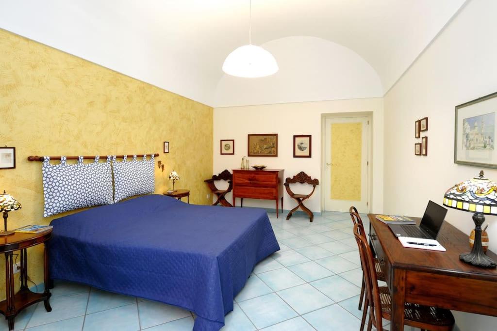 Postel nebo postele na pokoji v ubytování Amalfi center Casa Palladino, only 26 steps