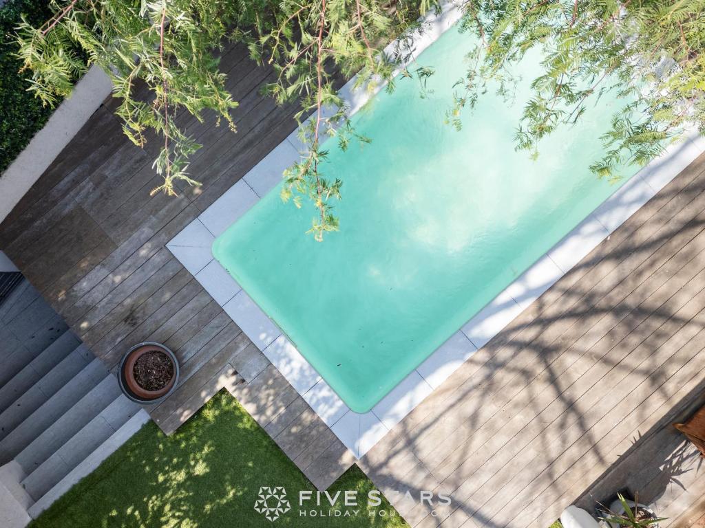une vue aérienne d'une piscine dans une cour arrière dans l'établissement Villa La Roche aux Mouettes FSHH, à Nice
