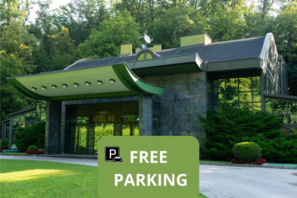 budynek z bezpłatnym znakiem parkingowym przed nim w obiekcie Hotel AS w Zagrzebiu