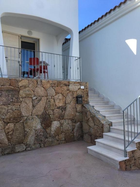 ein Haus mit einer Steinwand und einer Steintreppe in der Unterkunft Appartement in San Lorenzo in San Lorenzo