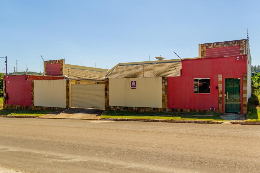 una fila de casas al lado de una calle en Domus Hotel Titânio Canaã dos Carajás, en Canaã dos Carajás