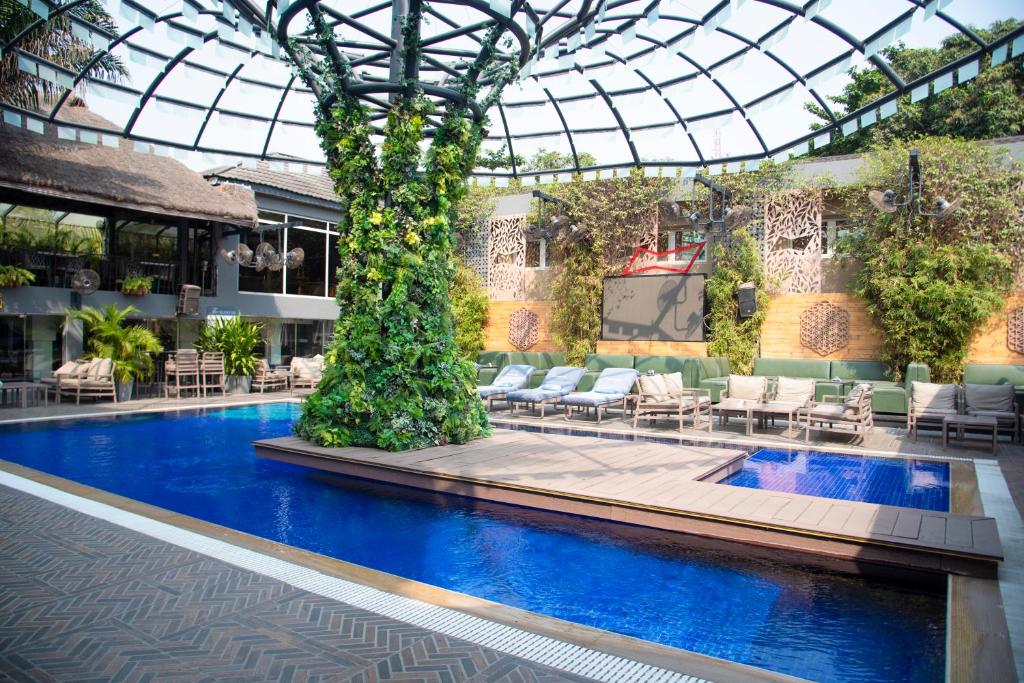 uma piscina num edifício com tecto de vidro em The Blowfish Hotel em Lagos