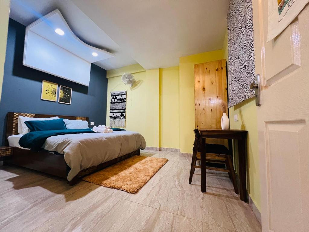 ein Schlafzimmer mit einem Bett und einem Tisch und einem Fenster in der Unterkunft Luna & Sol 2BHK in Kasauli