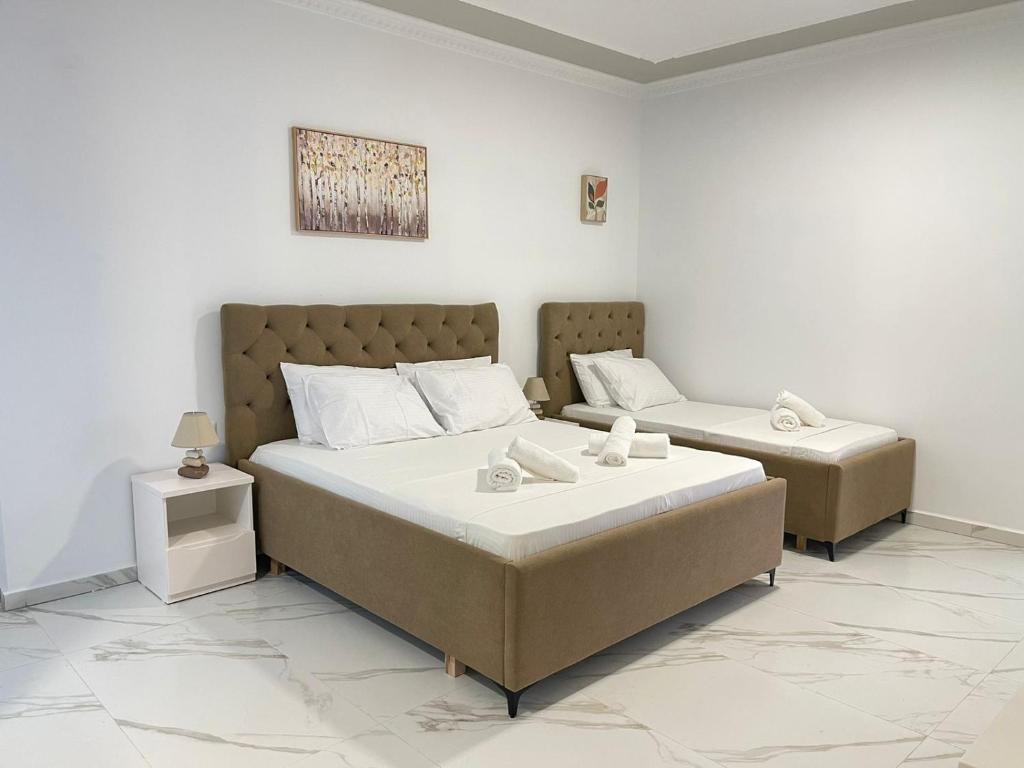 - une chambre avec deux lits et un canapé dans l'établissement Vila Koal, à Ksamil