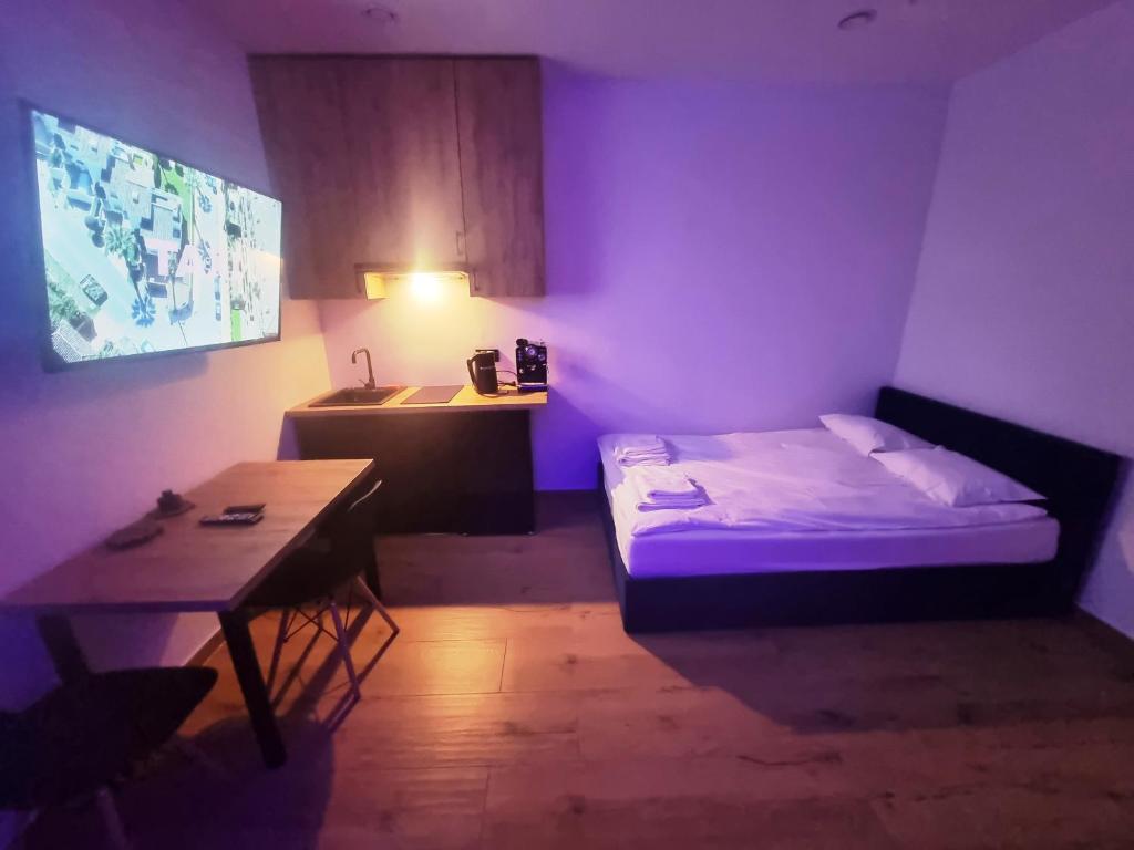 Ένα ή περισσότερα κρεβάτια σε δωμάτιο στο Green room z opcją jacuzzi