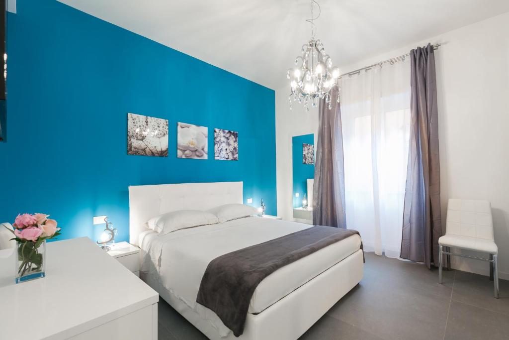 ローマにあるSweet Trastevereの青い壁のベッドルーム(白いベッド1台付)