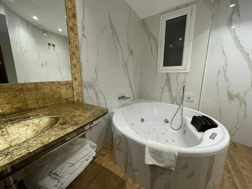 Koupelna v ubytování Hotel Històric