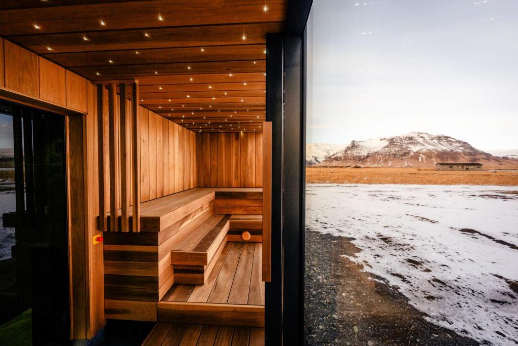 una sauna con vista su una montagna innevata di Umi Hotel a Skogar