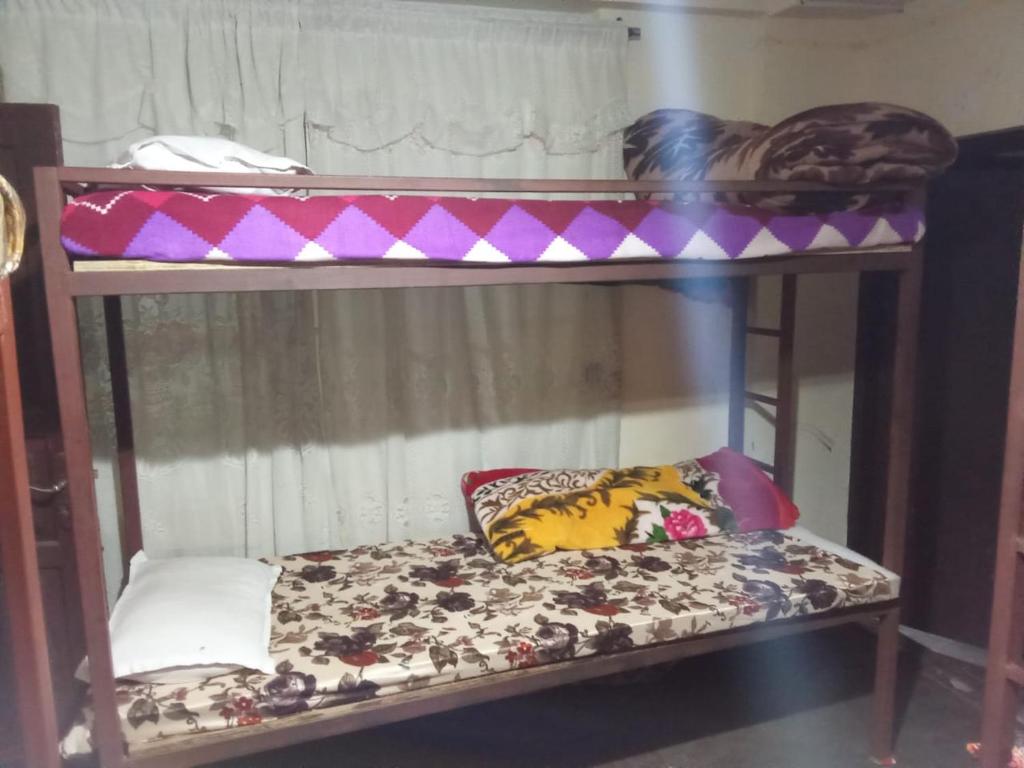 Voodi või voodid majutusasutuse Benus Darjeeling Home A Backpacker Hub toas