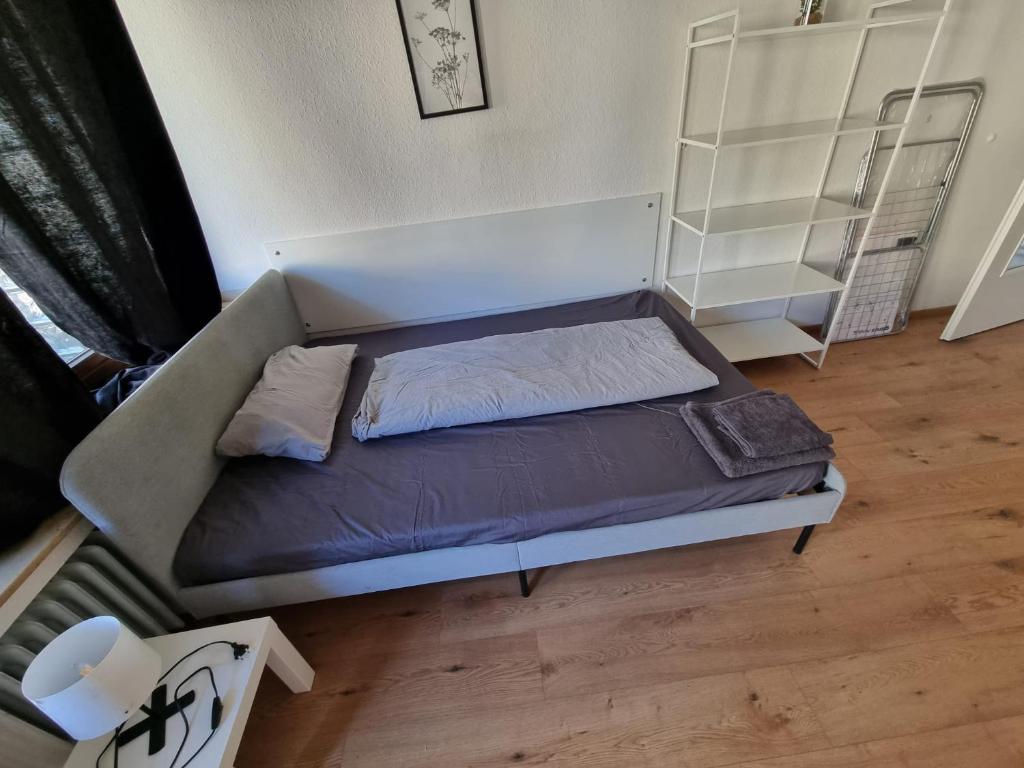 - un petit lit dans une chambre avec une étagère dans l'établissement Monteurwohnung Business Appartement Düsseldorf Oberbilk 6 P, à Düsseldorf