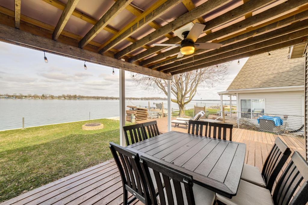 um pátio com uma mesa e cadeiras e uma ventoinha de tecto em Shelbyville Lakefront Home with Furnished Patio! em Shelbyville