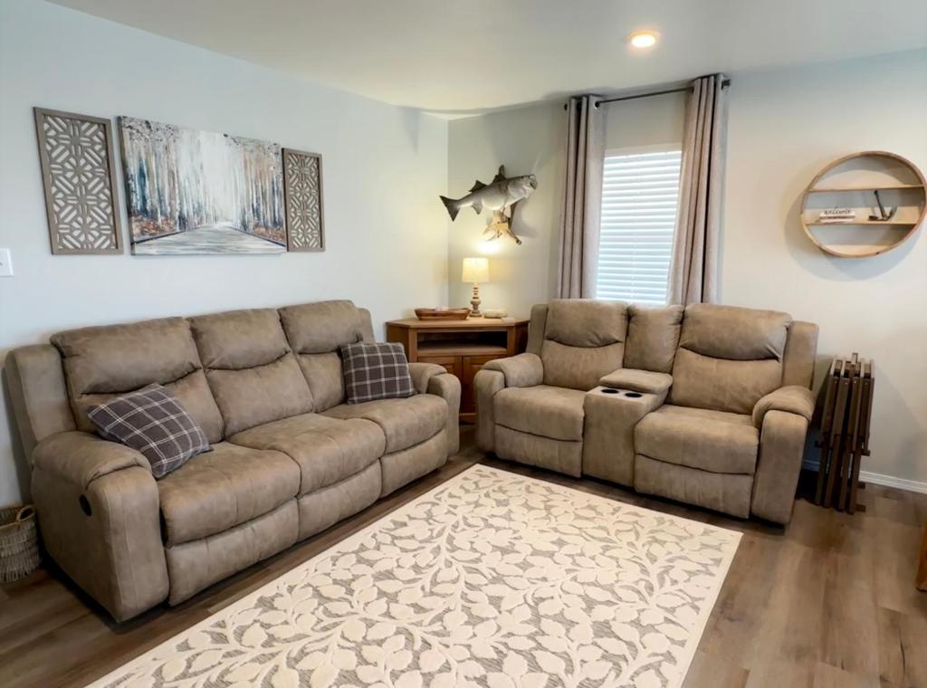 uma sala de estar com dois sofás e uma mesa em Lakeside Motel, Cabins and RV em Kingston