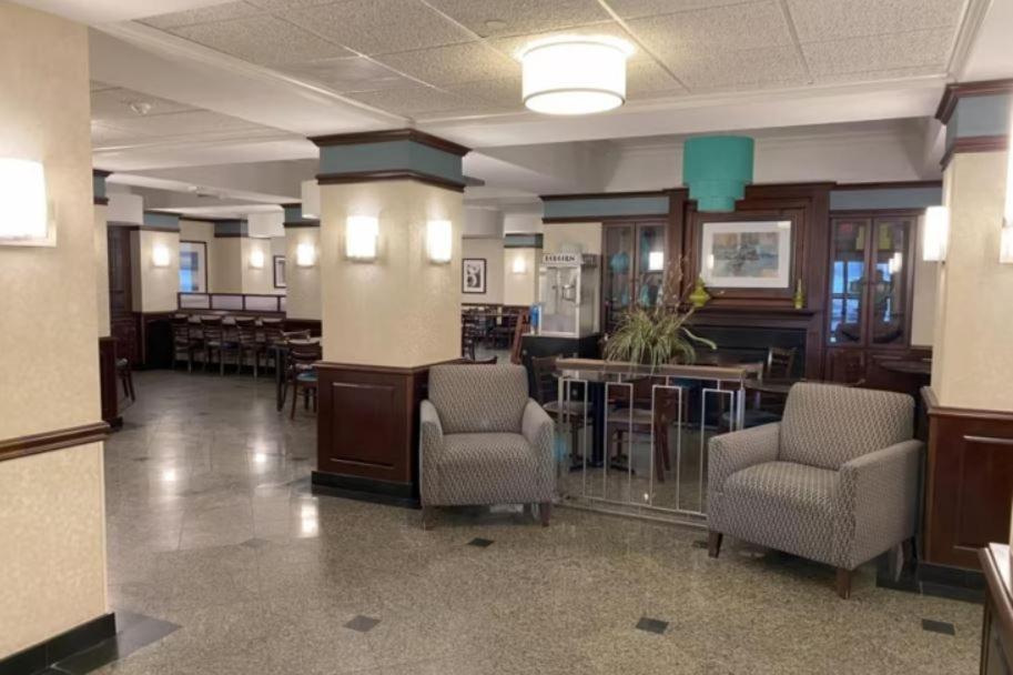 eine Lobby eines Krankenhauses mit Stühlen und Tischen in der Unterkunft Troy Inn in Troy