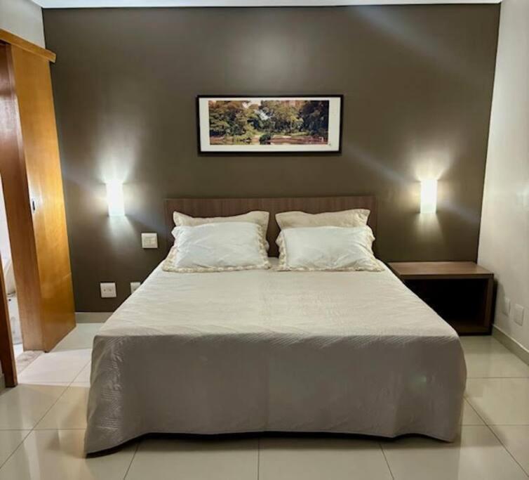 - une chambre avec un grand lit et 2 oreillers dans l'établissement Flat Apart Bristol Hotel Goiânia - Crystal Place, à Goiânia