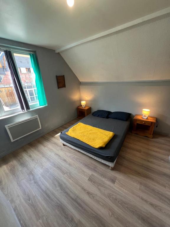 une chambre avec un lit et deux lampes dedans dans l'établissement Le gite d'Aste, à Arrens-Marsous