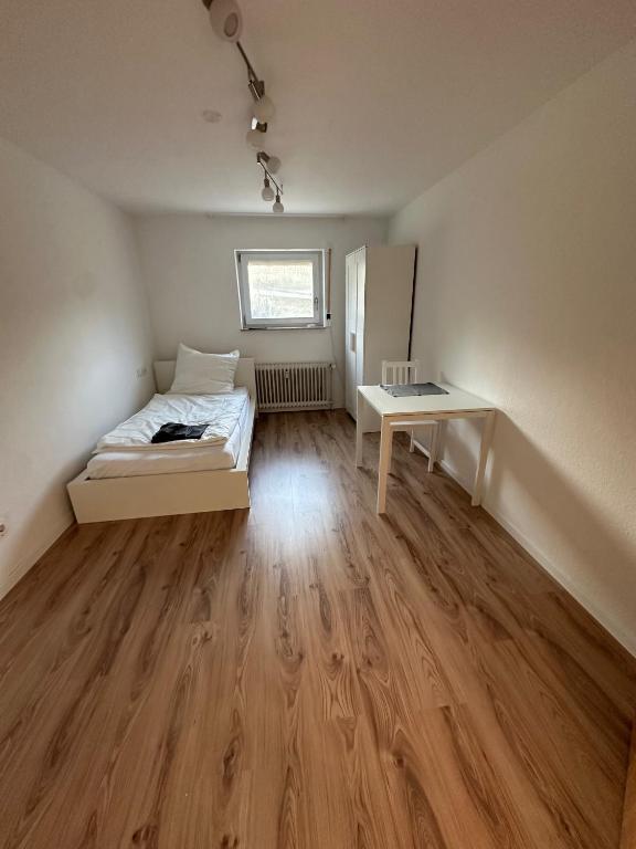a small bedroom with a bed and a desk at MELLoWY Monteure, TV, Küche, Bad in Gaggenau