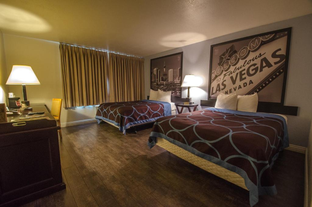 Postel nebo postele na pokoji v ubytování Super 8 by Wyndham Las Vegas North Strip/Fremont St. Area