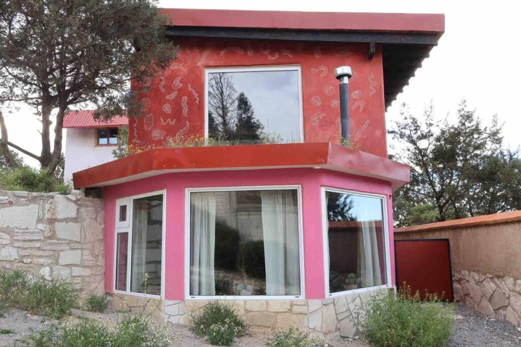 uma casa vermelha com uma janela em cima em Suite Campestre Real del Monte em Mineral del Monte