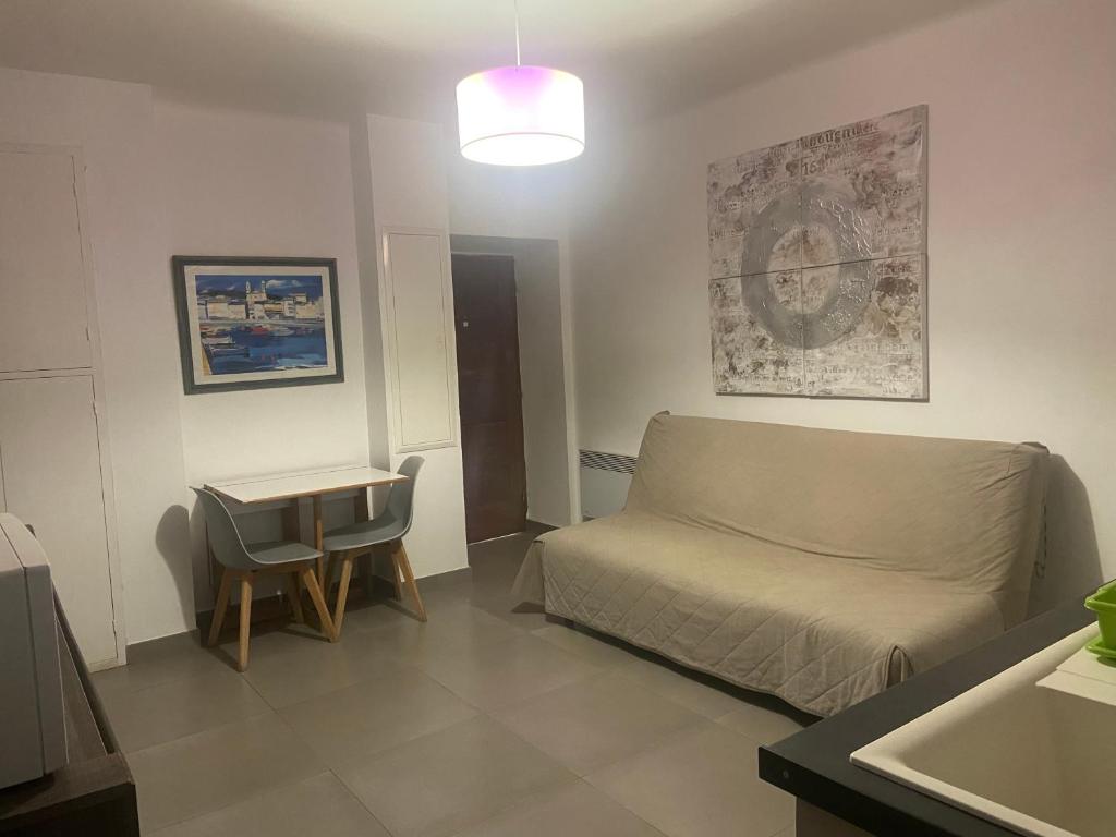 un salon avec un canapé et une table dans l'établissement T2 4ème étage Bastia marché, à Bastia