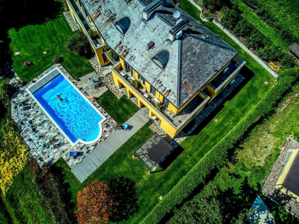 Bazén v ubytování Montebello Lake nebo v jeho okolí