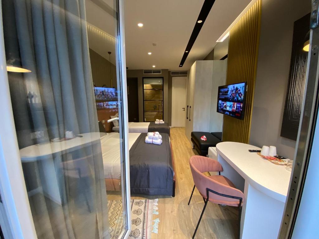 TV a/nebo společenská místnost v ubytování Retreat Apartments