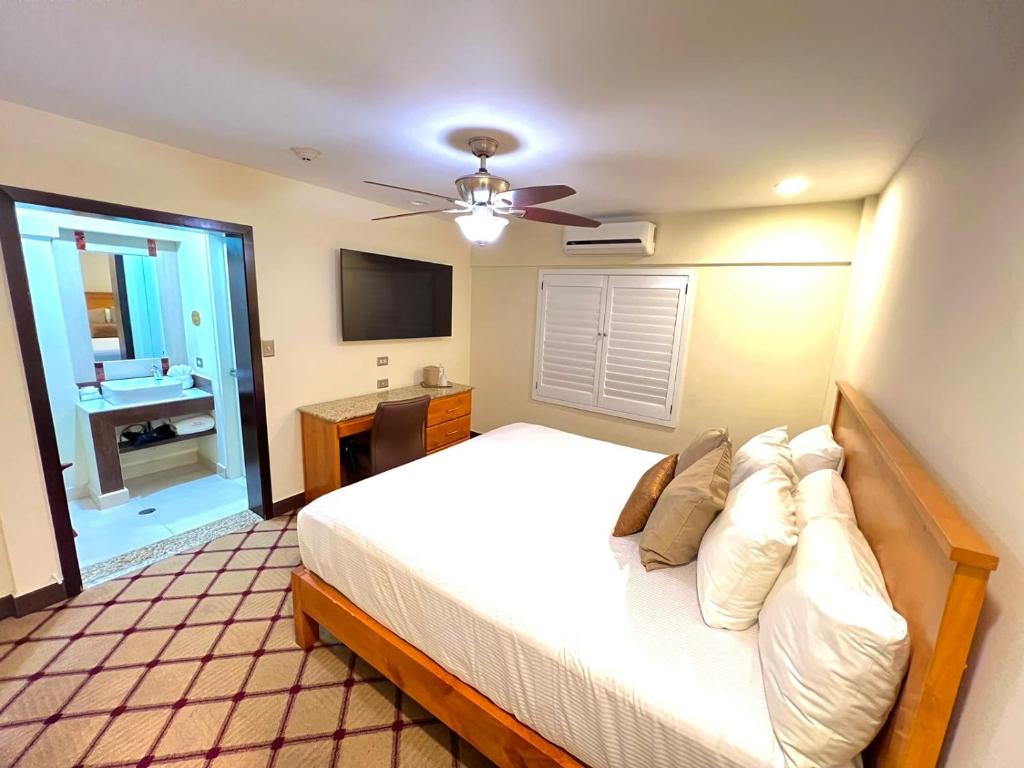 Postel nebo postele na pokoji v ubytování Hotel Caesars