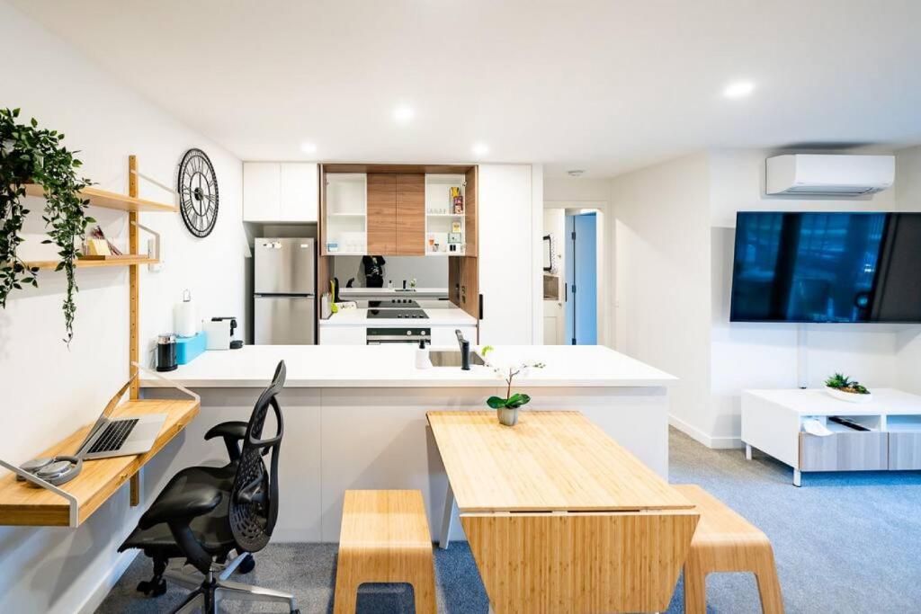 une cuisine ouverte avec un bureau et une table dans l'établissement Luxury and Stylish Apt on NB Ave, à Canberra