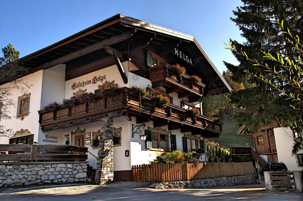 ein Gebäude mit Blumenkästen auf der Vorderseite in der Unterkunft Gästehaus Helga in Scharnitz