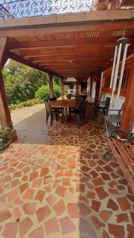 Un patio o zona al aire libre en Increíble finca en felidia