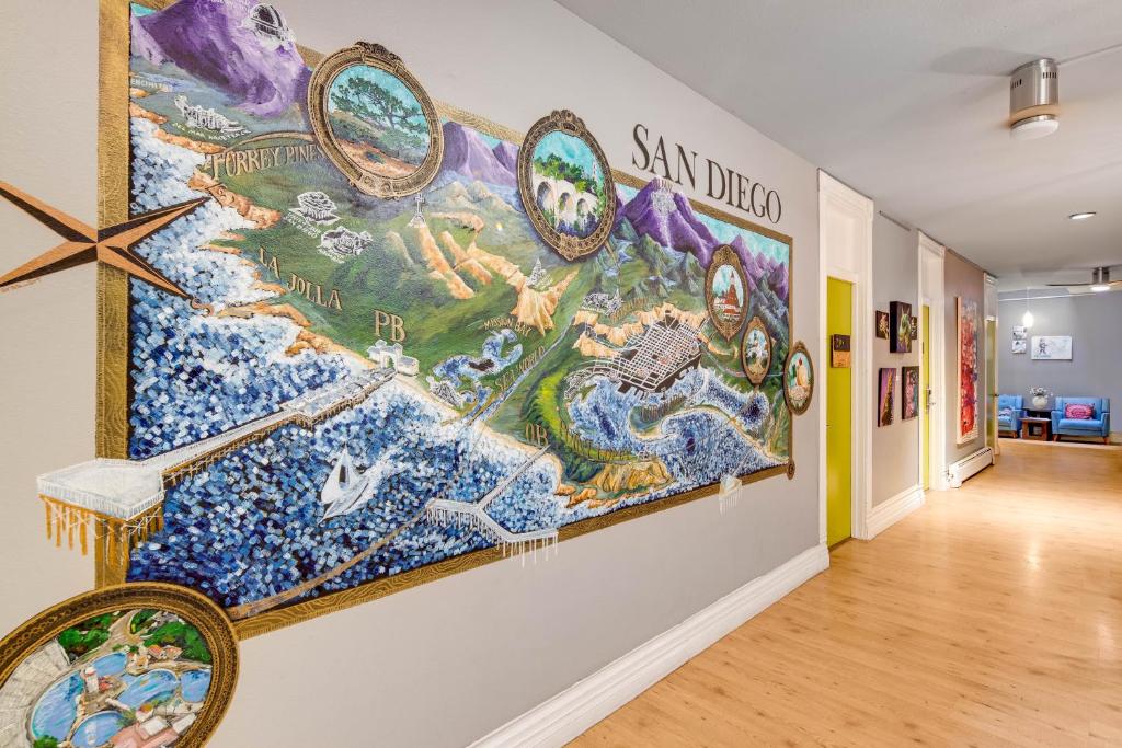 ein großes Wandbild an einer Wand im Flur in der Unterkunft HI San Diego Downtown Hostel in San Diego