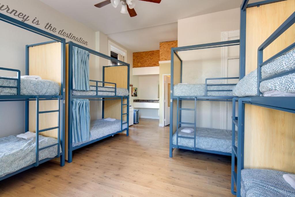 eine Gruppe von Etagenbetten in einem Zimmer in der Unterkunft HI San Diego Downtown Hostel in San Diego