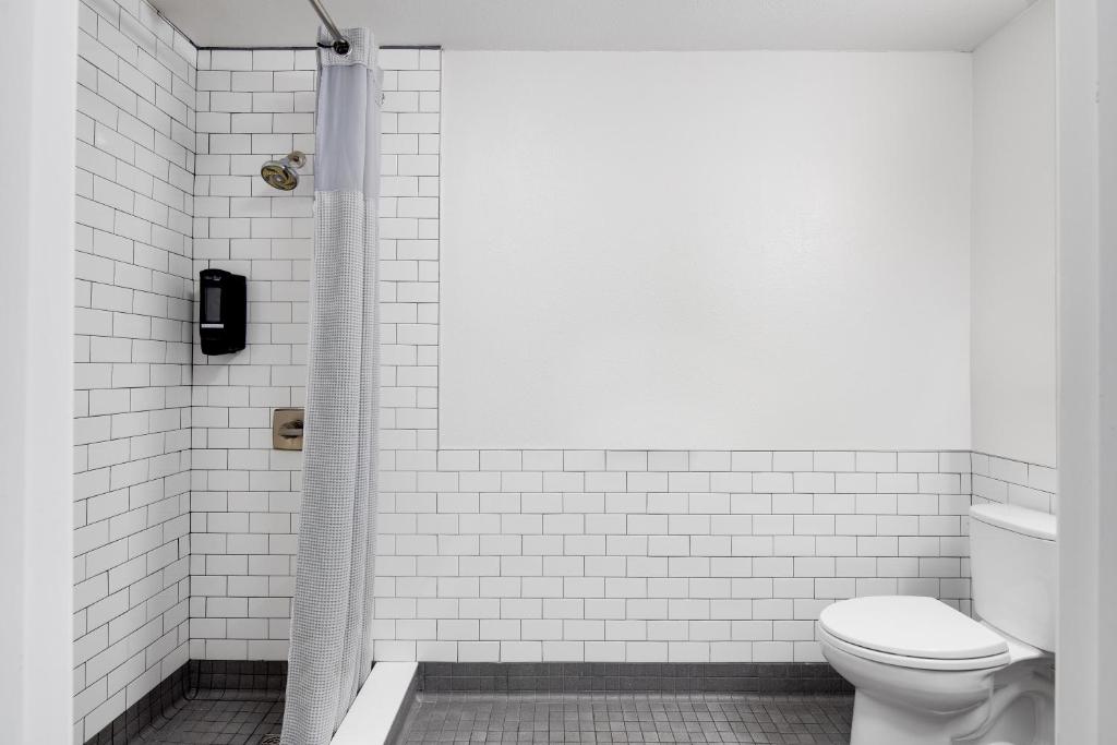 Ein Badezimmer in der Unterkunft HI San Diego Downtown Hostel