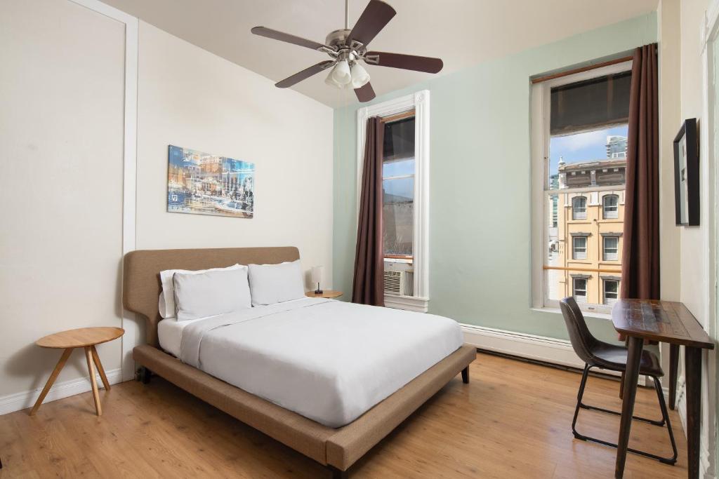 Ein Bett oder Betten in einem Zimmer der Unterkunft HI San Diego Downtown Hostel