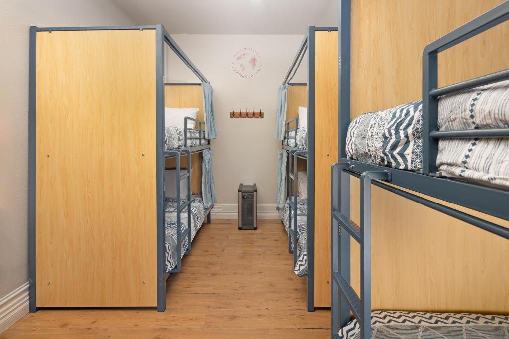 Ein Bett oder Betten in einem Zimmer der Unterkunft HI San Diego Downtown Hostel