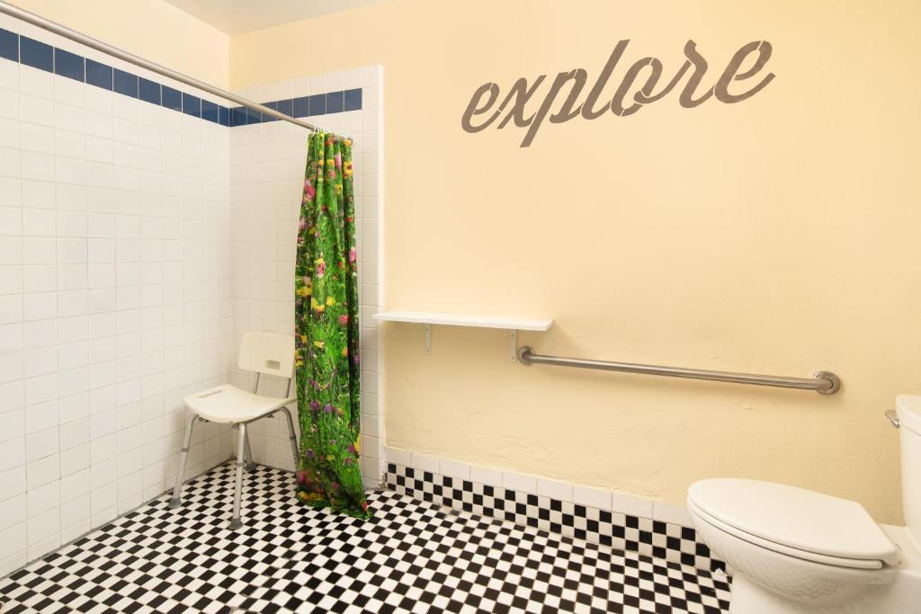 Ein Badezimmer in der Unterkunft HI San Diego Downtown Hostel