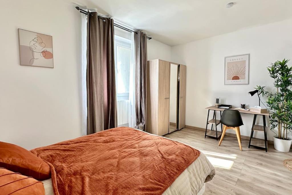 Schlafzimmer mit einem Bett, einem Schreibtisch und einem Fenster in der Unterkunft Le Cocon Douillet - 5" de la gare - WiFi - Accès direct Paris & Disneyland in La Ferté-sous-Jouarre