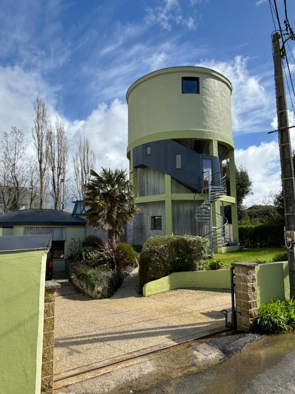 una casa con un edificio redondo delante de ella en Nid de Pie, en Crozon