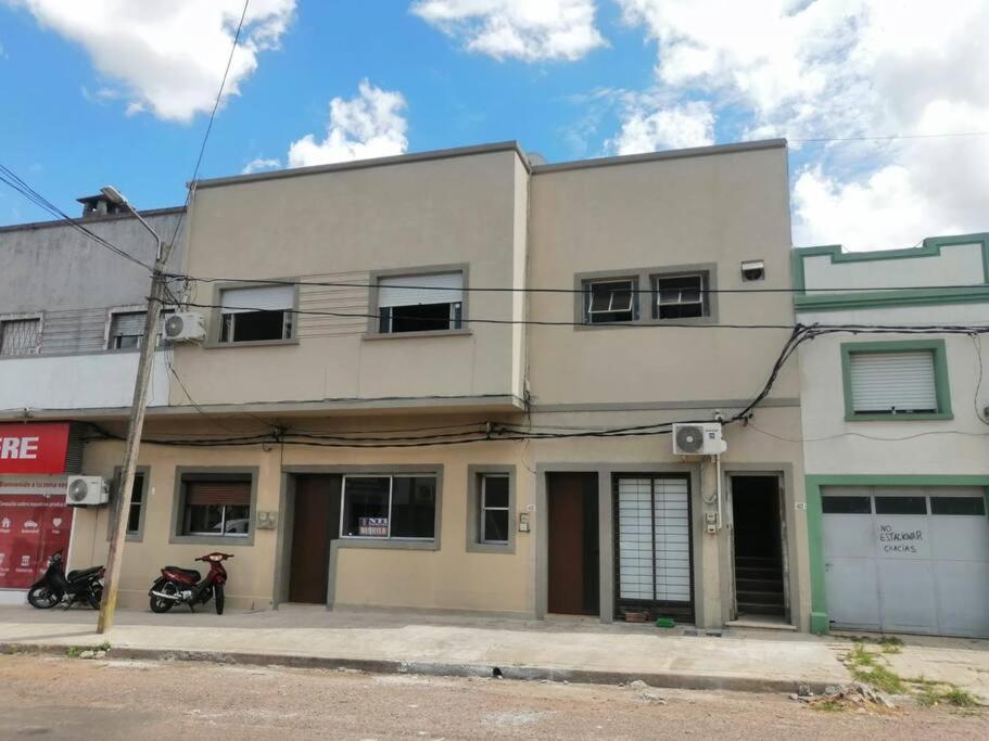 un edificio blanco con una motocicleta estacionada frente a él en Apartamento de dos dormitorios en Santa Isabel