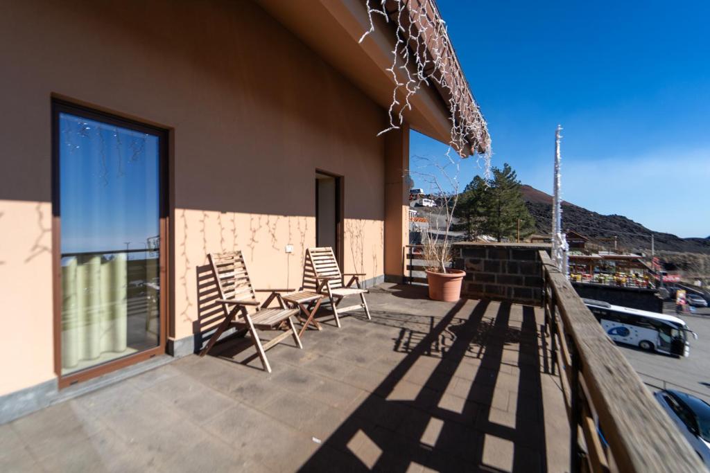 Vista generica sulle montagne o vista sulle montagne dall'interno dell'hotel