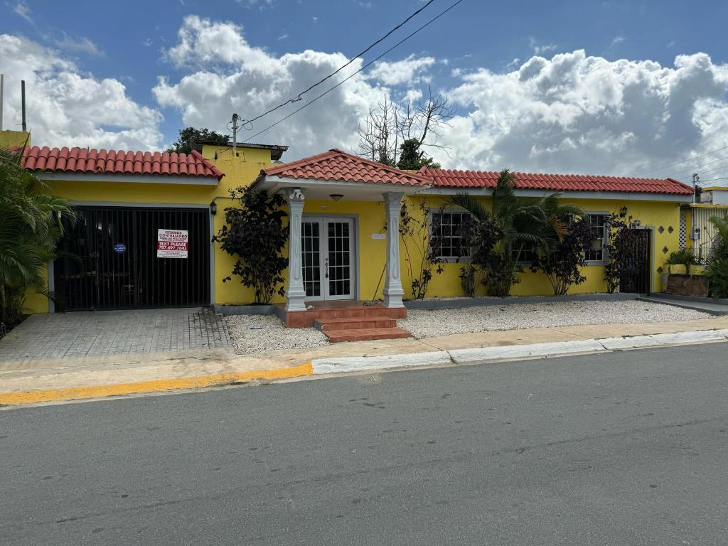 uma casa amarela ao lado de uma rua em 3BR, 1BA Spacious Property in Cataño, Near Bacardí em Catano