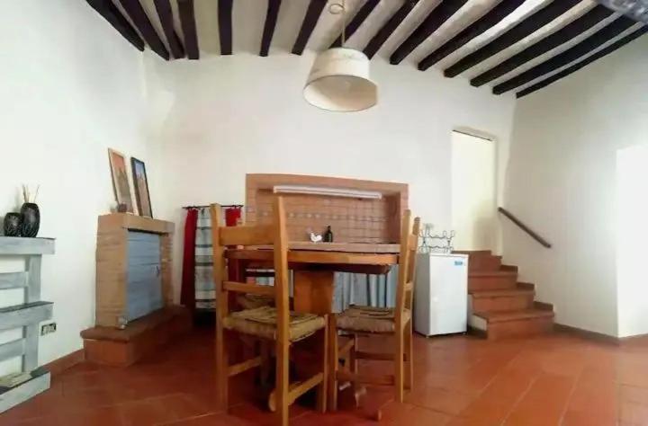een kamer met een bureau en een trap in een huis bij La Loggetta casa vacanze in Lugnano in Teverina