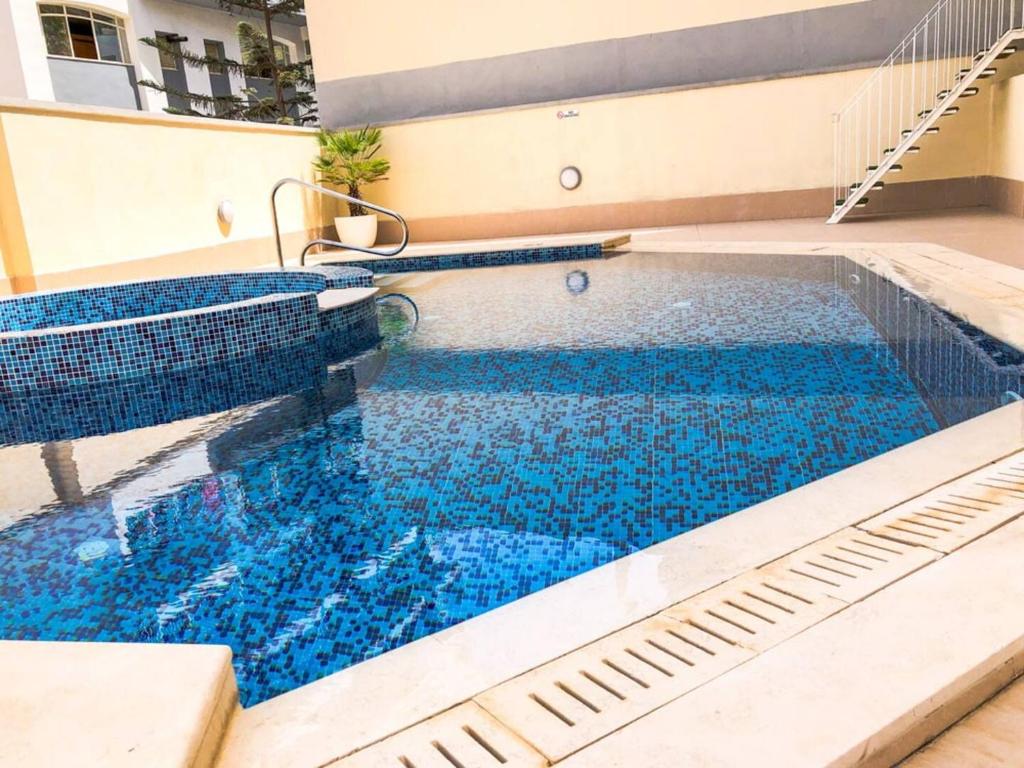 ein Pool mit blauem Wasser in einem Gebäude in der Unterkunft Duplex Apartment With Sharing Pool- Mellieha in Mellieħa