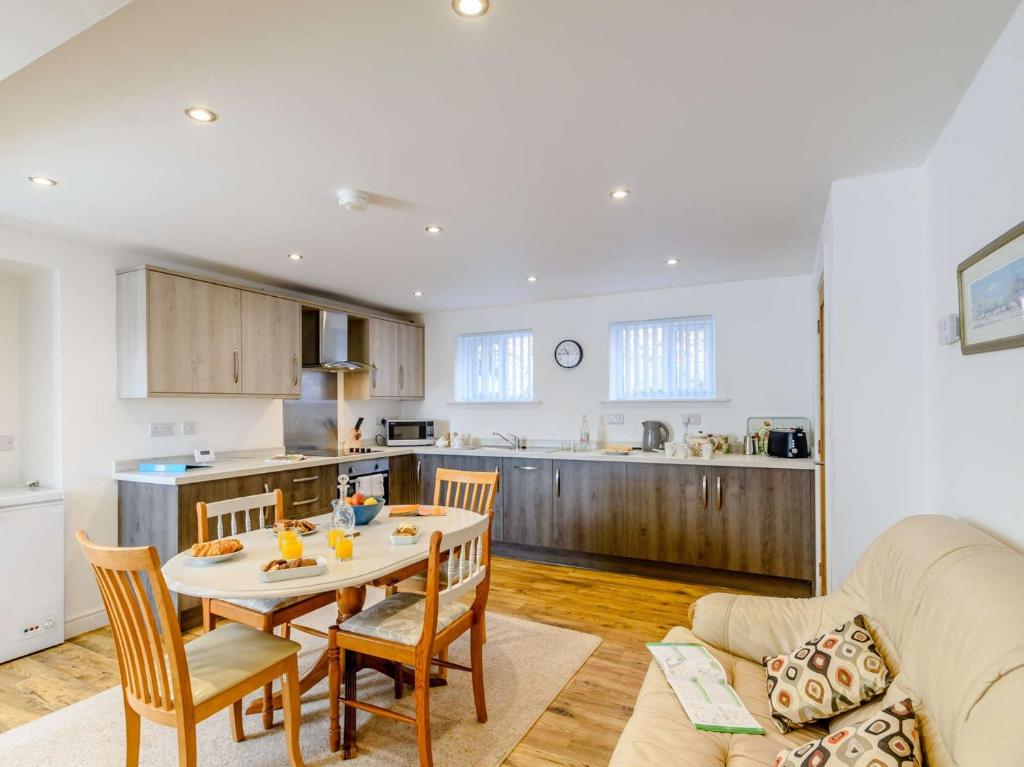 a kitchen and living room with a table and chairs at 2 Bed in Langtoft 82338 in Weaverthorpe