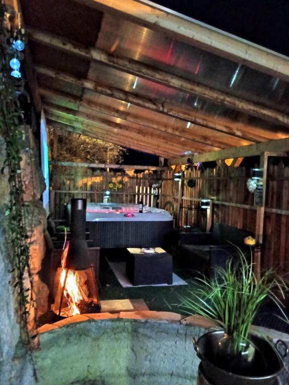 d'une terrasse avec une cheminée et une table. dans l'établissement La love room des alpes, à Guillestre